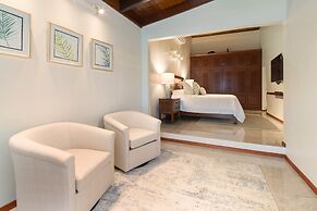 Casa Woodbine Beachfront House