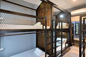 Castle Black Bangkok - Hostel