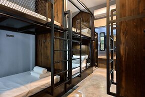 Castle Black Bangkok - Hostel