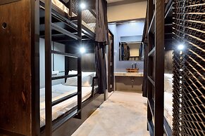 Castle Black Bangkok - Hostel