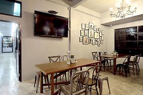 Castle Black Bangkok - Hostel