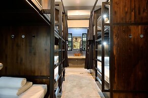 Castle Black Bangkok - Hostel