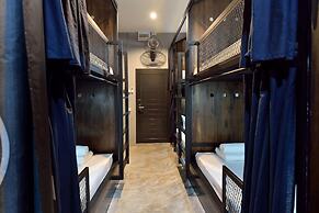Castle Black Bangkok - Hostel