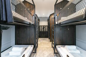 Castle Black Bangkok - Hostel