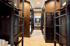 Castle Black Bangkok - Hostel