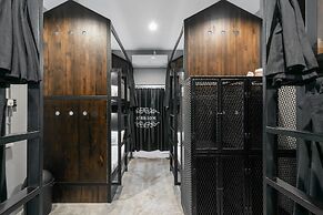 Castle Black Bangkok - Hostel