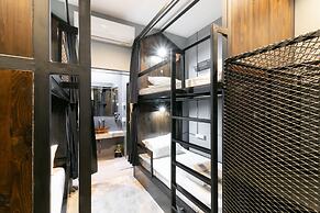 Castle Black Bangkok - Hostel