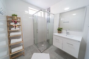 YalaRent Sunny 3BR APT - Families only