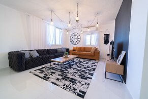 YalaRent Sunny 3BR APT - Families only