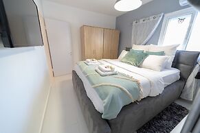 YalaRent Sunny 3BR APT - Families only