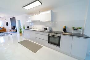 YalaRent Sunny 3BR APT - Families only