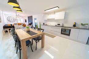 YalaRent Sunny 3BR APT - Families only