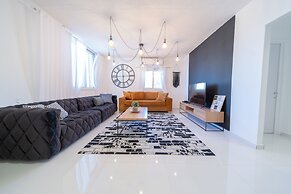 YalaRent Sunny 3BR APT - Families only