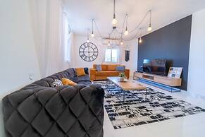 YalaRent Sunny 3BR APT - Families only