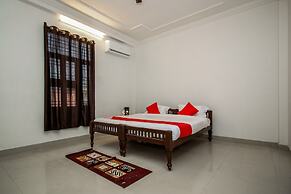 OYO 18272 Hotel Lambodar