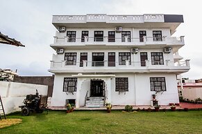 OYO 18272 Hotel Lambodar