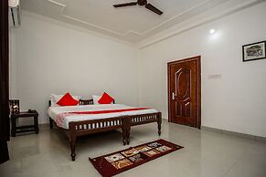 OYO 18272 Hotel Lambodar