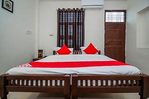 OYO 18272 Hotel Lambodar