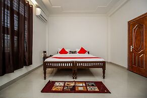 OYO 18272 Hotel Lambodar