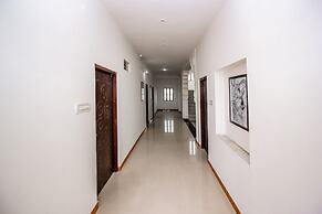 OYO 18272 Hotel Lambodar