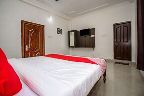 OYO 18272 Hotel Lambodar