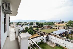 OYO 18272 Hotel Lambodar