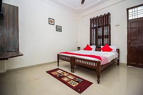 OYO 18272 Hotel Lambodar