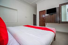 OYO 18272 Hotel Lambodar