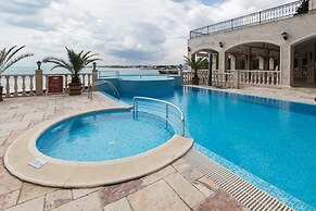 Beachfront Studio in Rich Beach