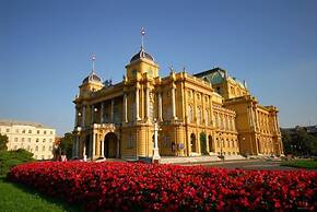 Oval Main Square Apartment