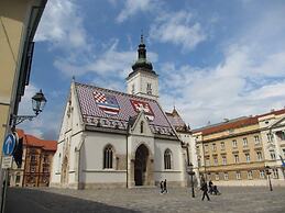 Oval Main Square Apartment