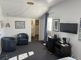 Harbor's Edge Motel