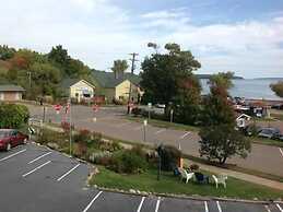 Harbor's Edge Motel