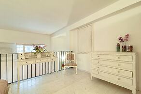 Lounge of the Barons at Sit