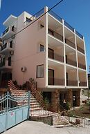 Nikos Hotel and Apartments