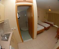 Nikos Hotel and Apartments