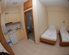 Nikos Hotel and Apartments