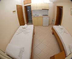 Nikos Hotel and Apartments