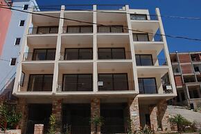 Nikos Hotel and Apartments