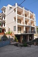 Nikos Hotel and Apartments