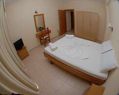 Nikos Hotel and Apartments