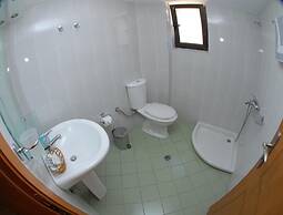 Nikos Hotel and Apartments