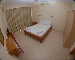 Nikos Hotel and Apartments