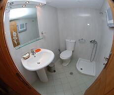 Nikos Hotel and Apartments