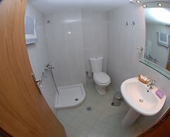 Nikos Hotel and Apartments