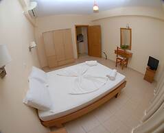 Nikos Hotel and Apartments