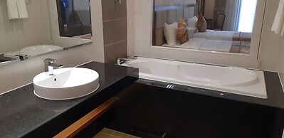 Duc Huy Grand Hotel & Spa