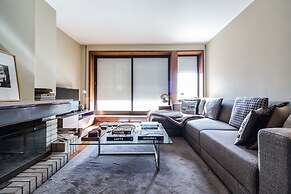 DAHome - Collector's Luxurious Apartment