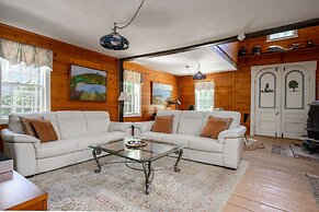 Isaiah Hall Bed & Breakfast Inn