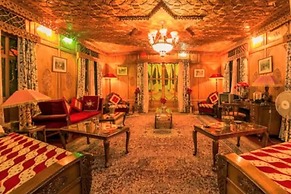 Yadgaar Houseboats